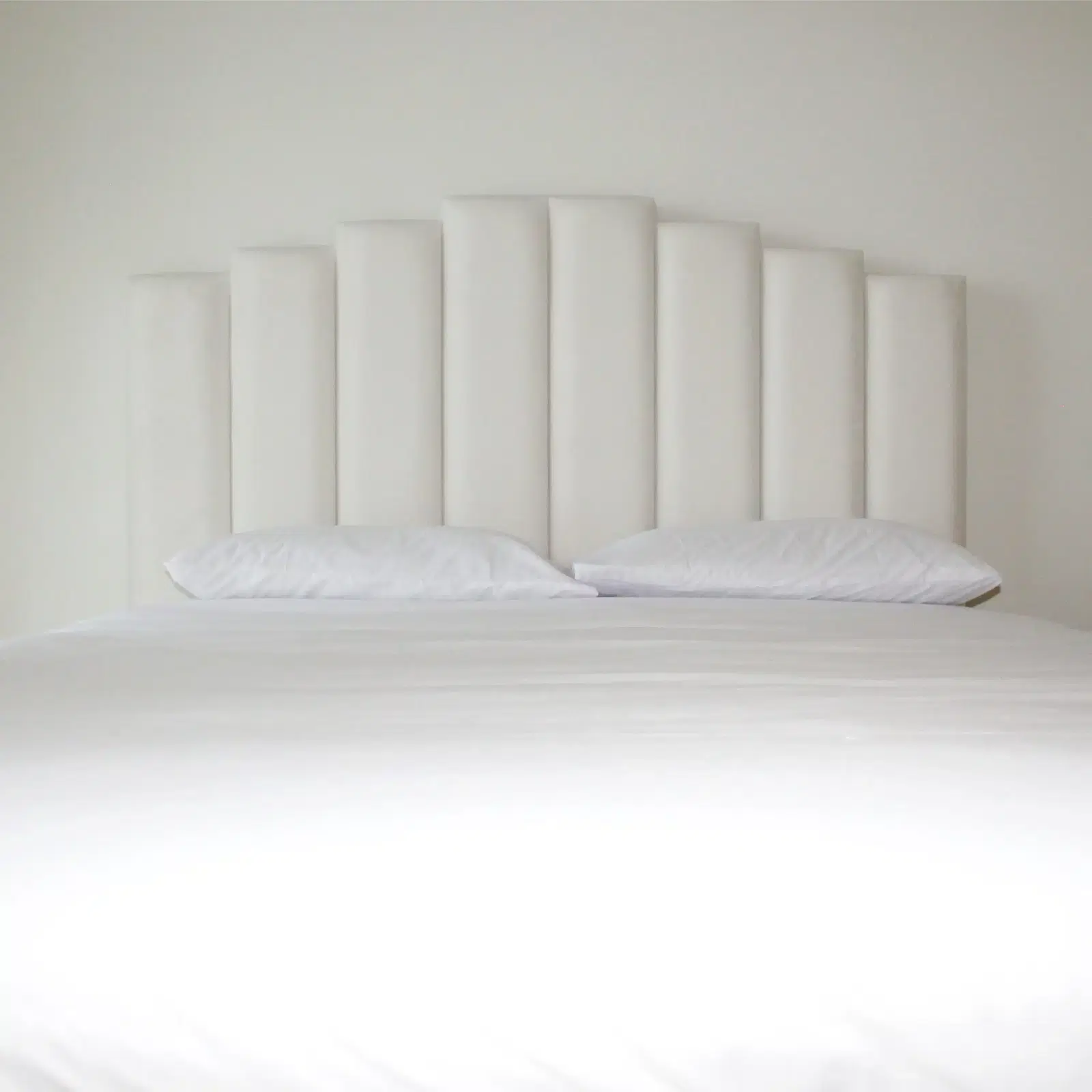 Bed Antonio (queen size) in velvet off-white