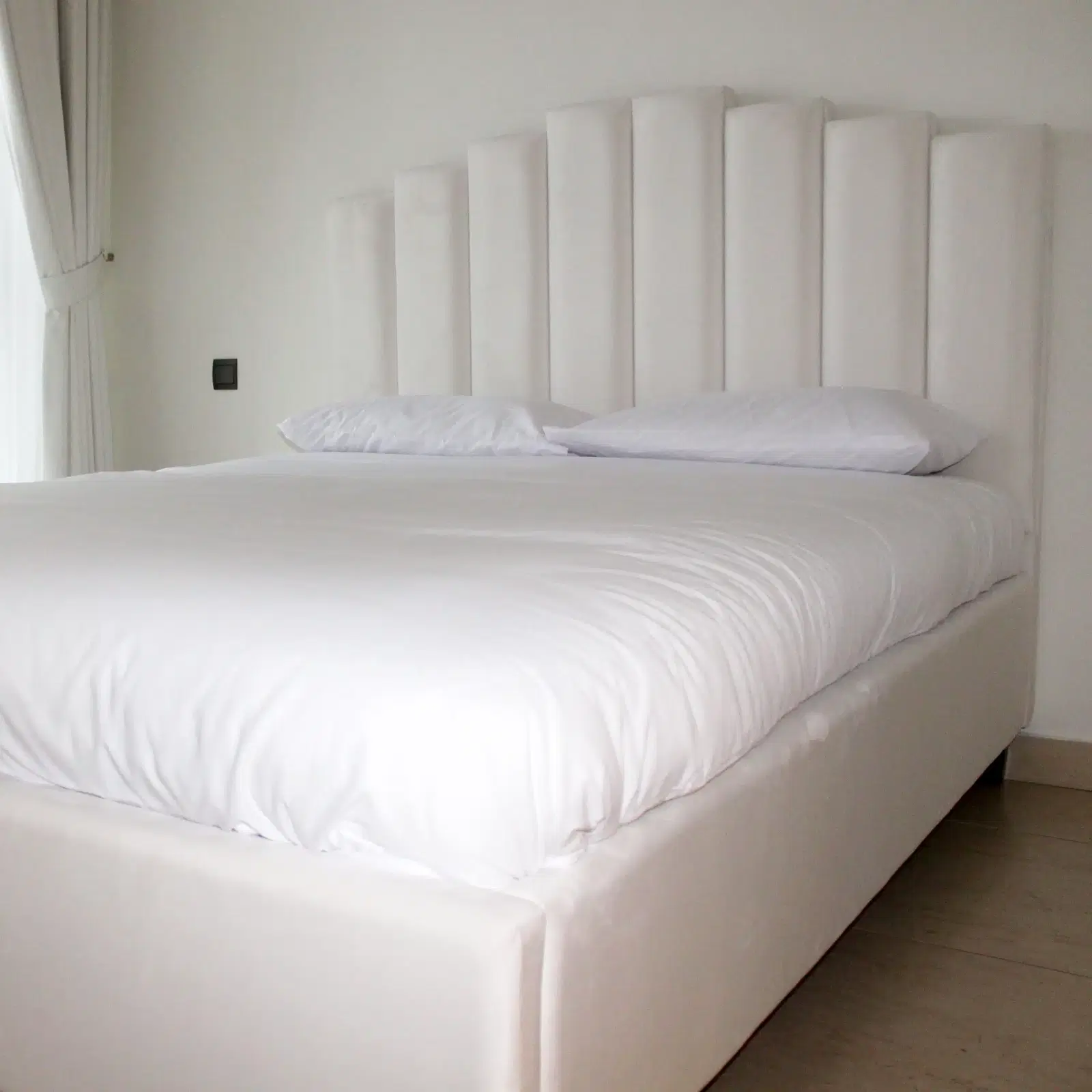 Bed Antonio (queen size) in velvet off-white