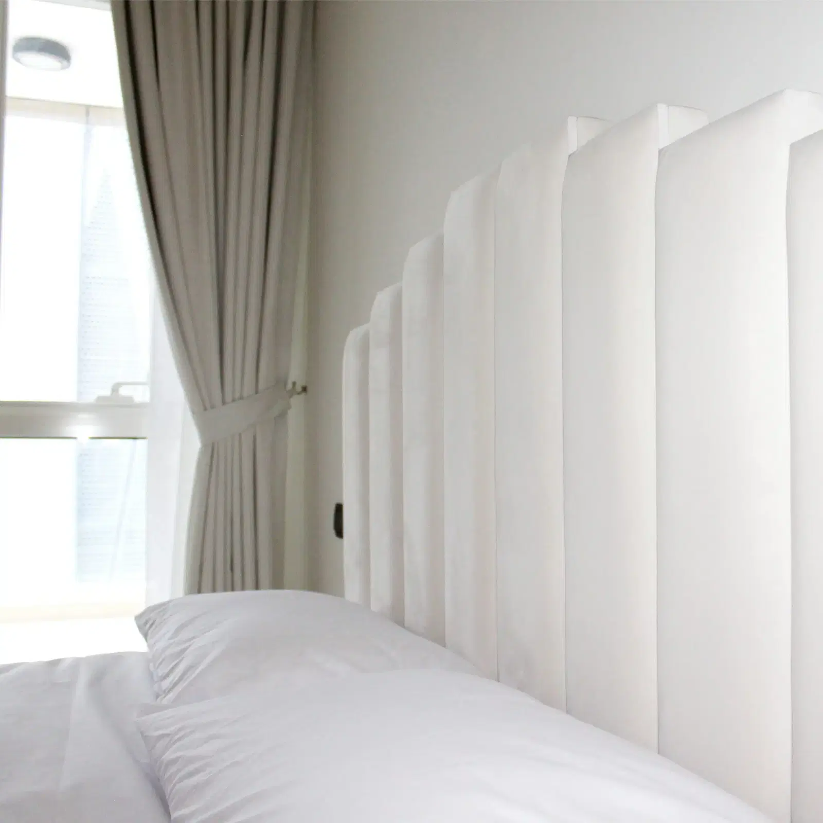 Bed Antonio (queen size) in velvet off-white