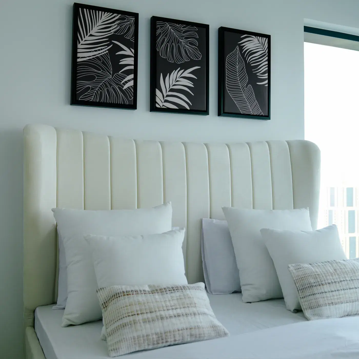 Bed Nora (king size) in velvet off-white