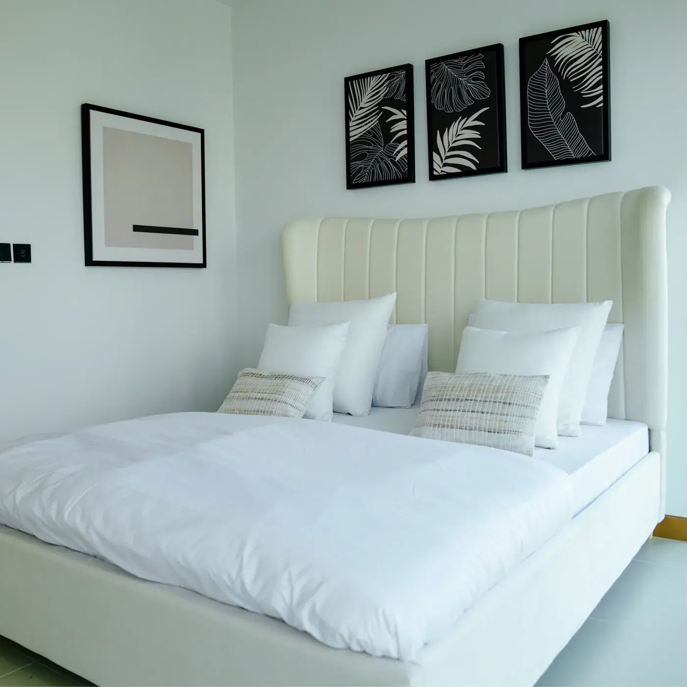 Bed Nora (king size) in velvet off-white