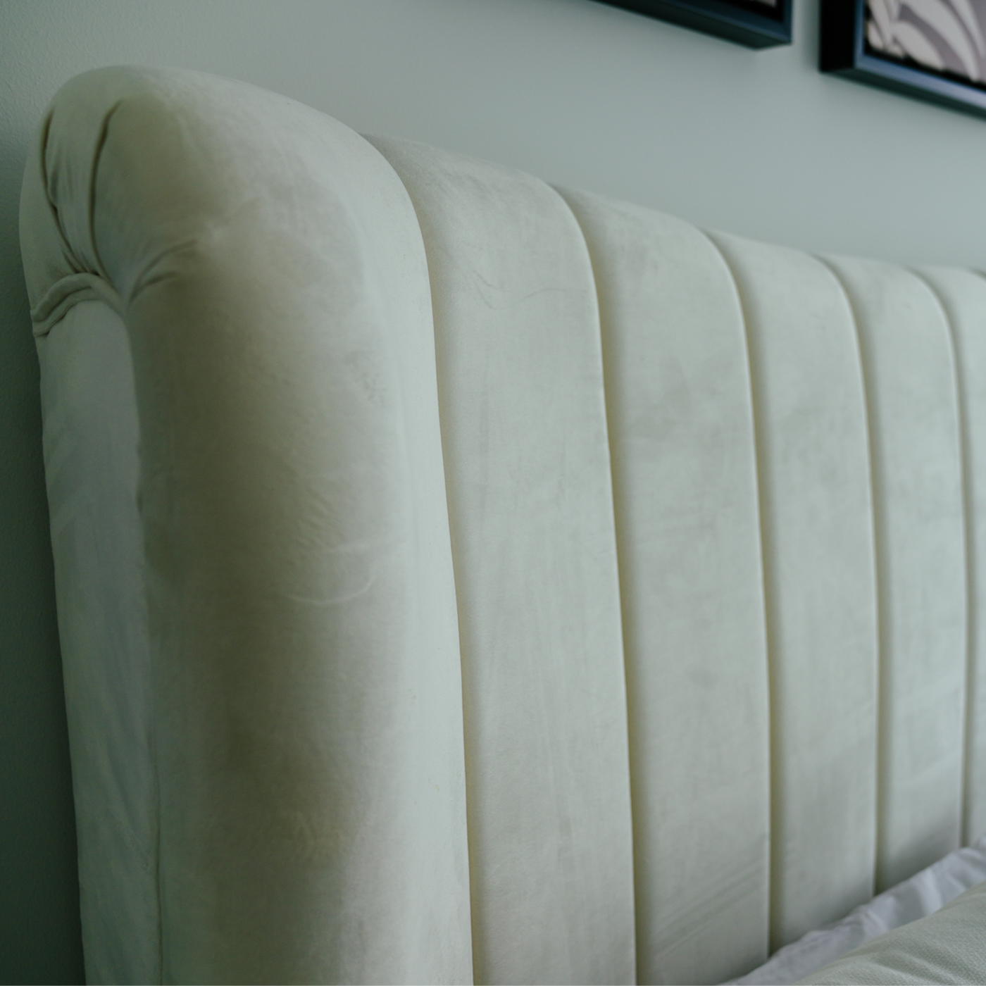 Bed Nora (king size) in velvet off-white